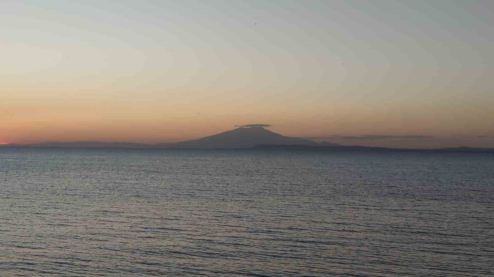 Süphan Dağı’nın zirvesini örten mercek bulutu görsel şölen oluşturdu
