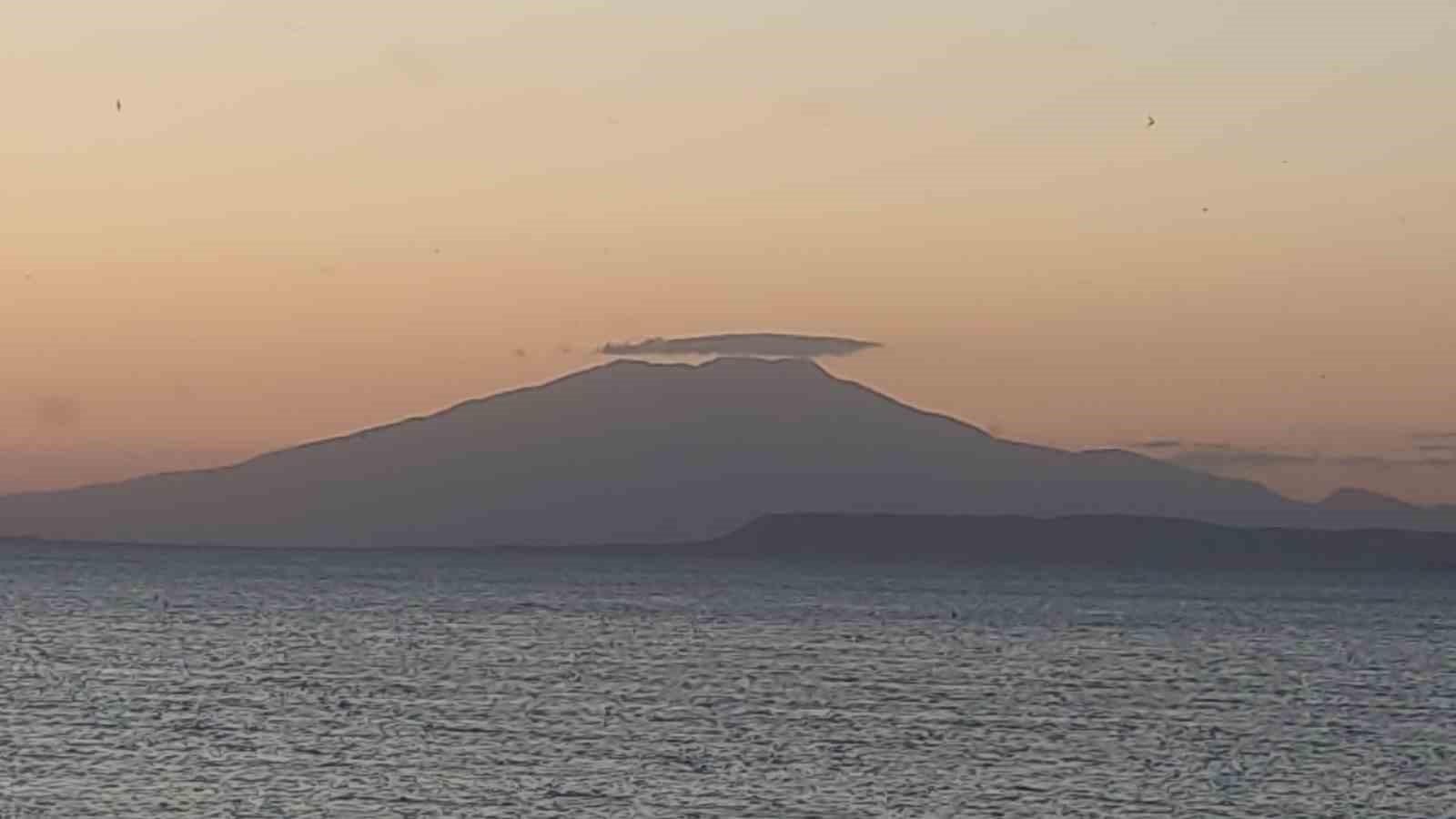 Süphan Dağı’nın zirvesini örten mercek bulutu görsel şölen oluşturdu