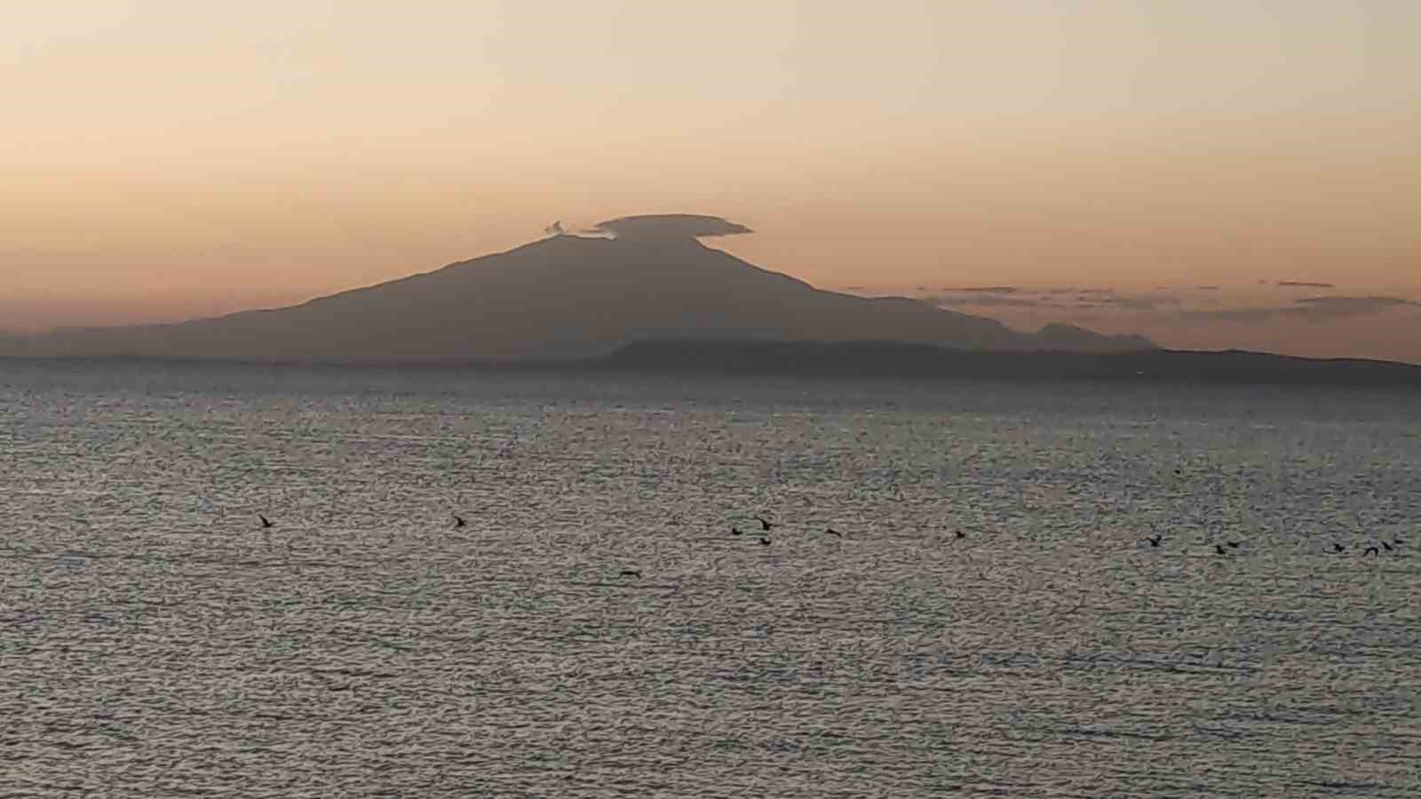 Süphan Dağı’nın zirvesini örten mercek bulutu görsel şölen oluşturdu