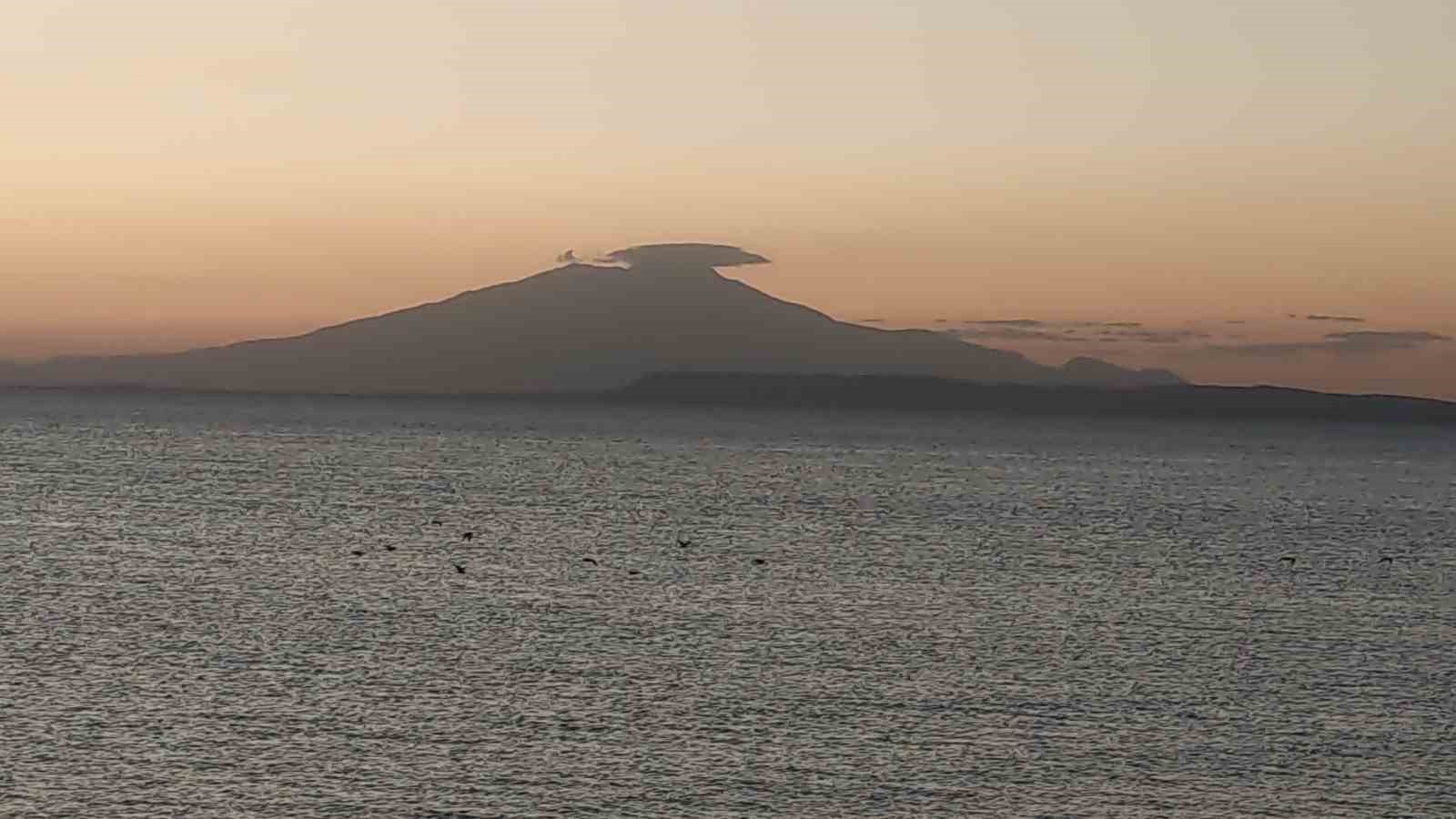 Süphan Dağı’nın zirvesini örten mercek bulutu görsel şölen oluşturdu