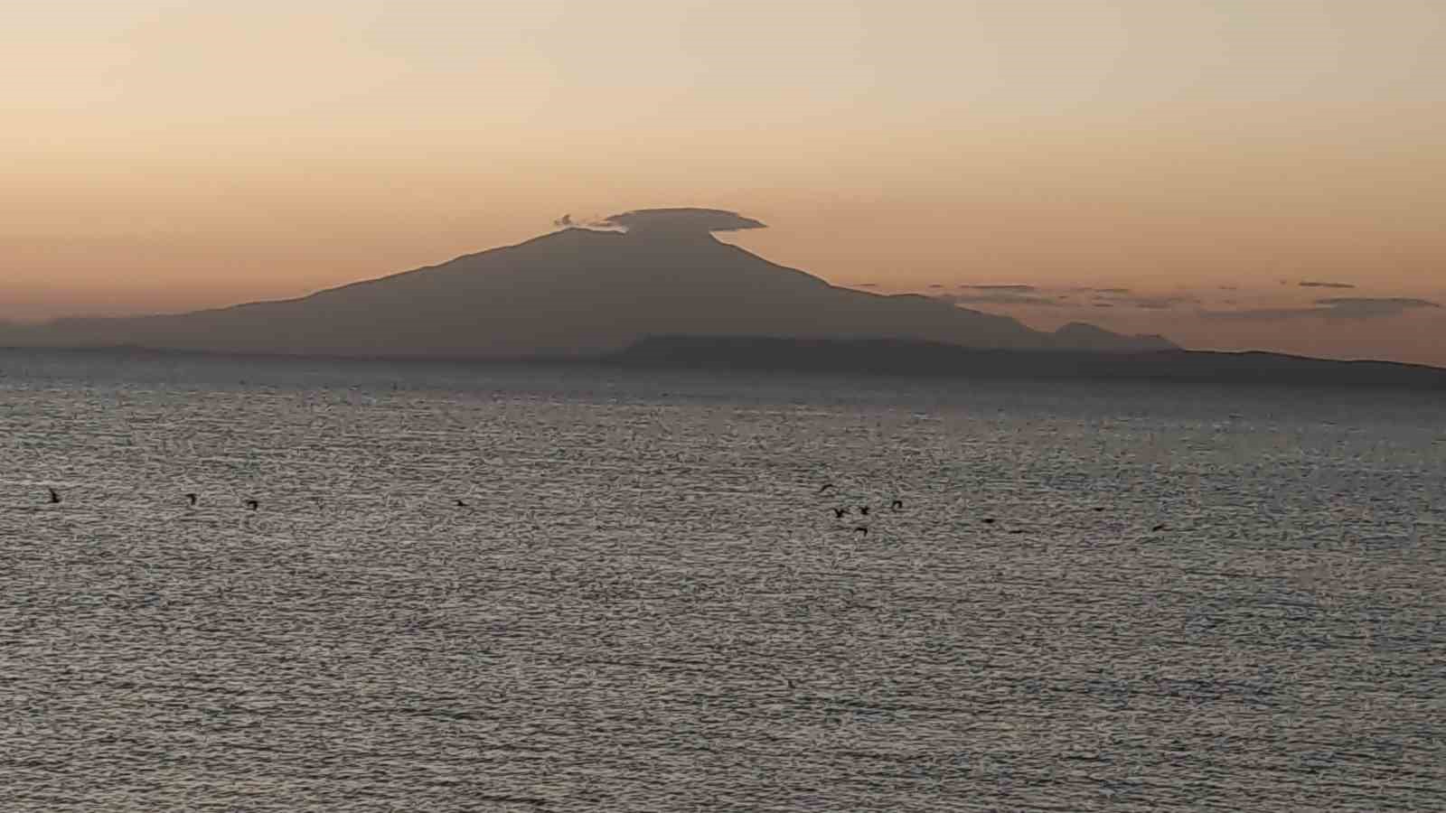 Süphan Dağı’nın zirvesini örten mercek bulutu görsel şölen oluşturdu