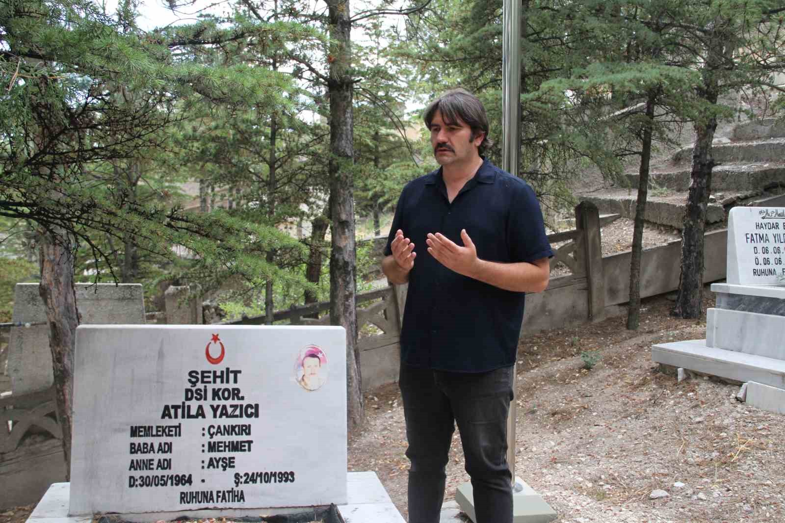 Haberlerden etkilendi 8 yılda 8 bin şehidin kabrini ziyaret etti