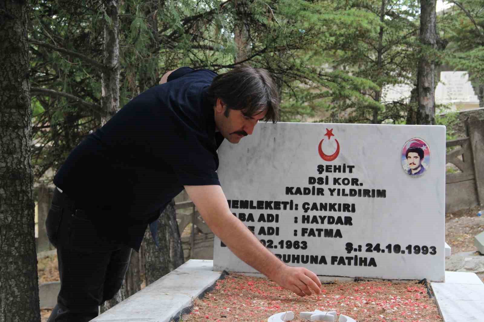 Haberlerden etkilendi 8 yılda 8 bin şehidin kabrini ziyaret etti