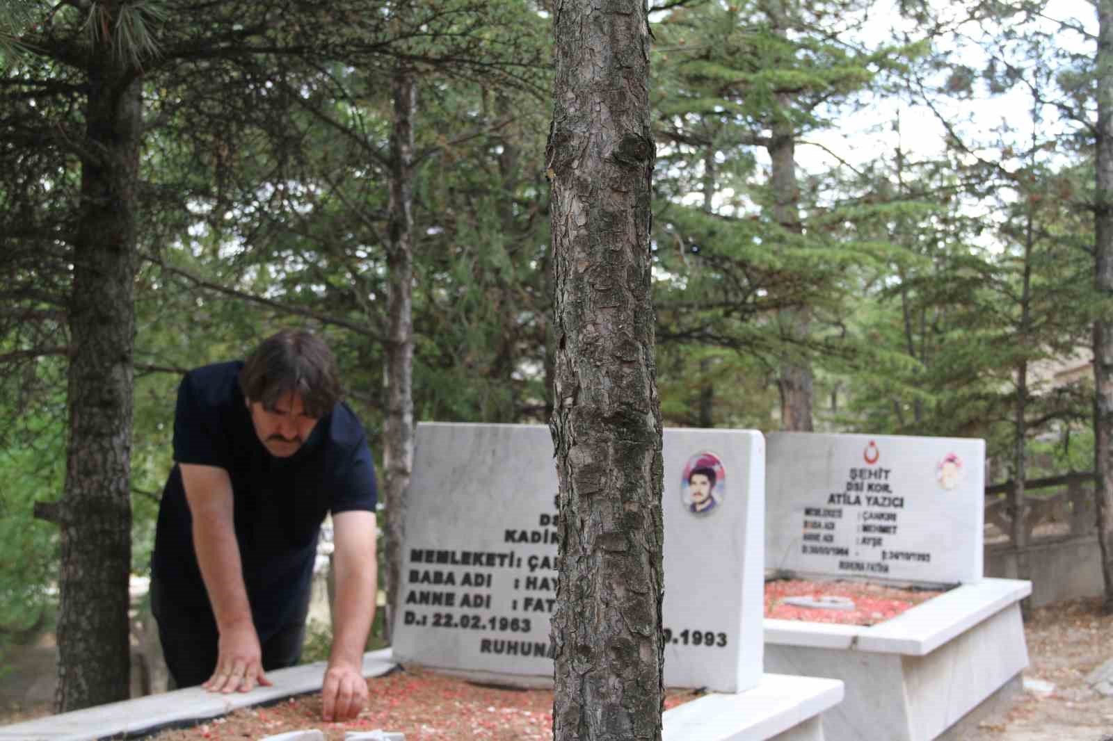 Haberlerden etkilendi 8 yılda 8 bin şehidin kabrini ziyaret etti