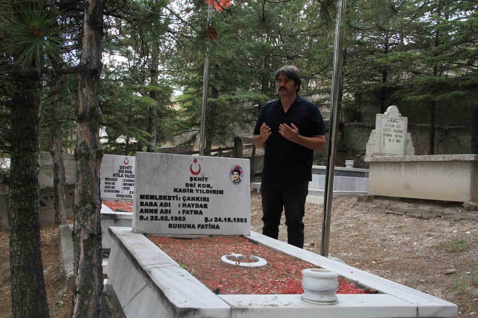 Haberlerden etkilendi 8 yılda 8 bin şehidin kabrini ziyaret etti