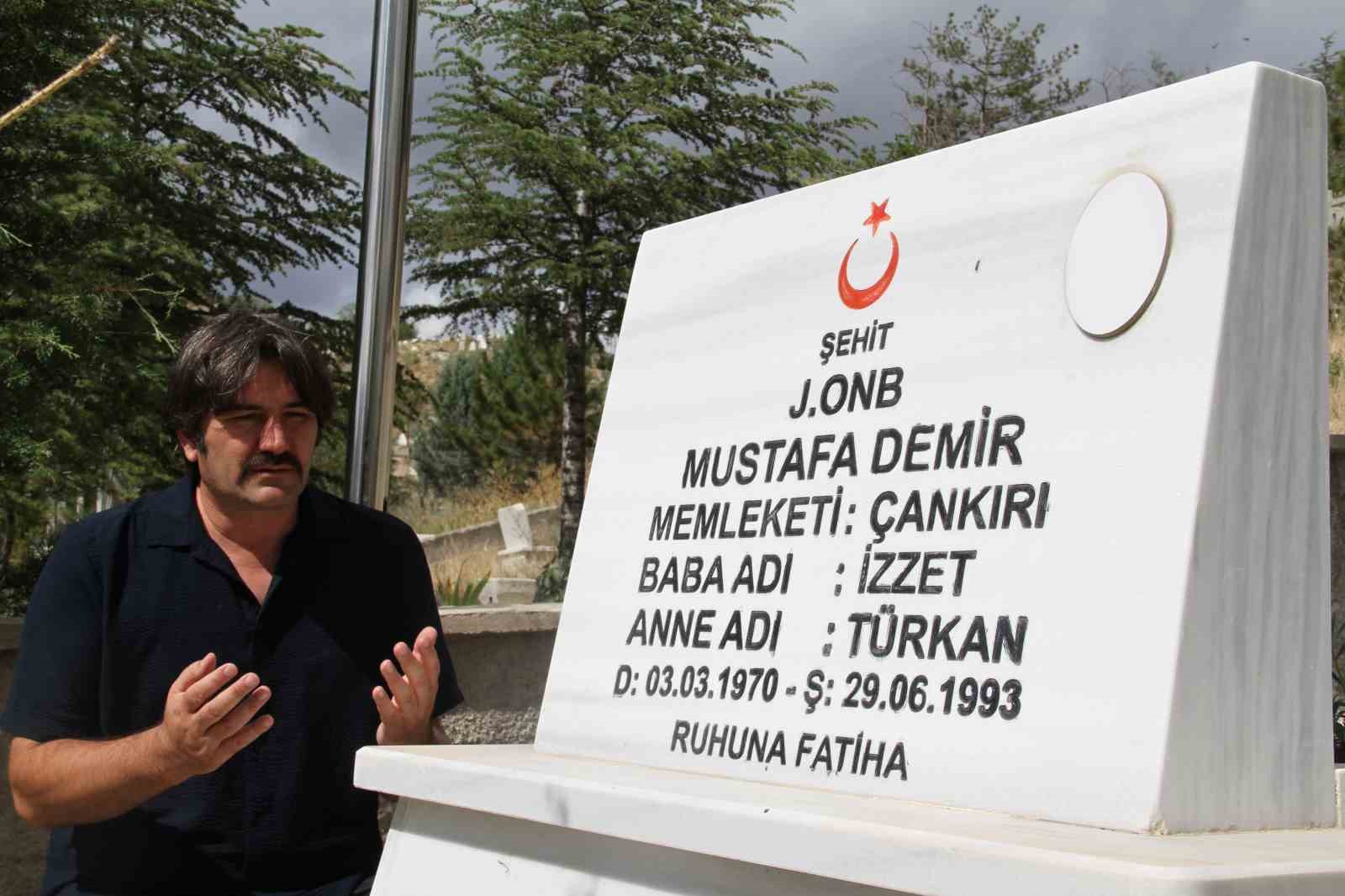 Haberlerden etkilendi 8 yılda 8 bin şehidin kabrini ziyaret etti