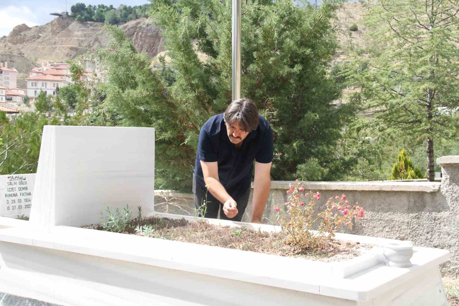 Haberlerden etkilendi 8 yılda 8 bin şehidin kabrini ziyaret etti