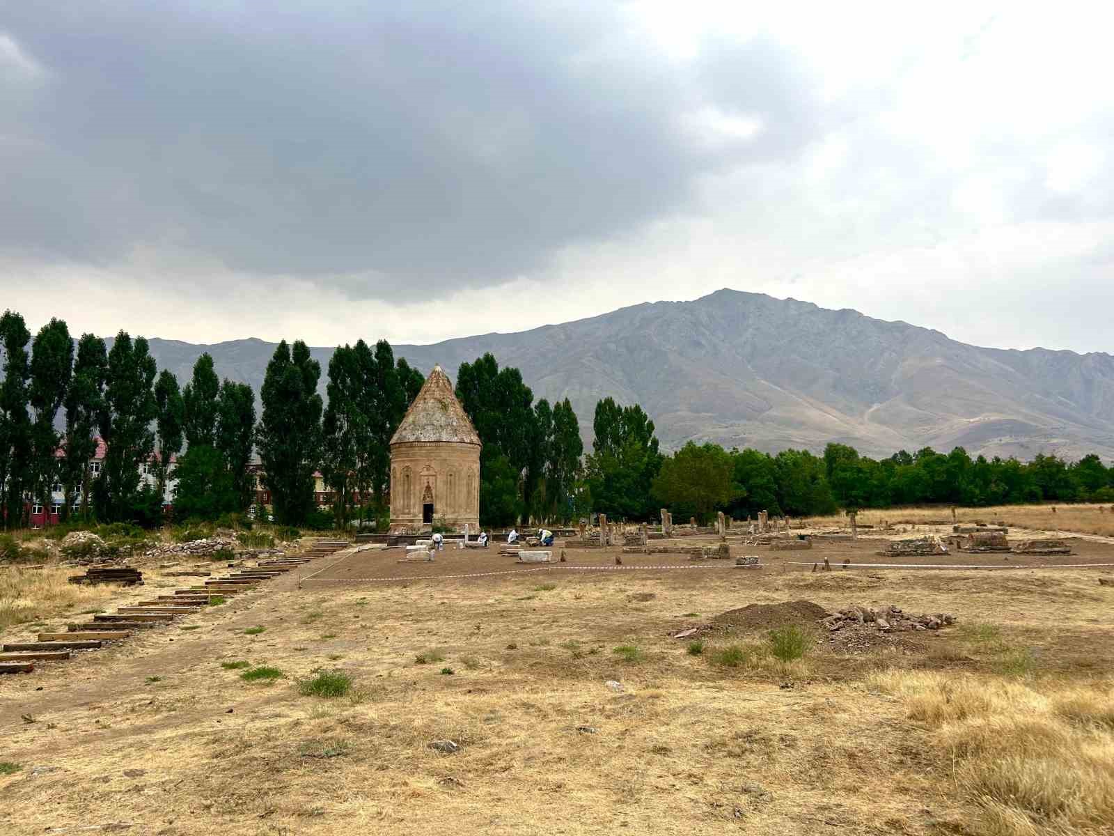 Gevaş Selçuklu Mezarlığı’nda 6 yeni mezar daha gün yüzüne çıkarıldı