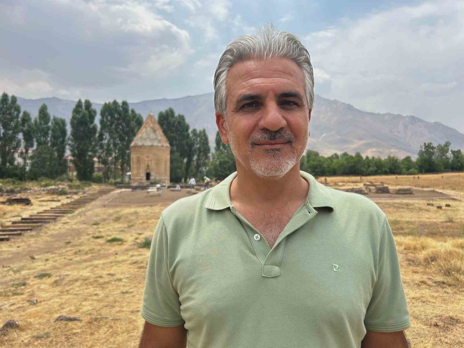 Gevaş Selçuklu Mezarlığı’nda 6 yeni mezar daha gün yüzüne çıkarıldı