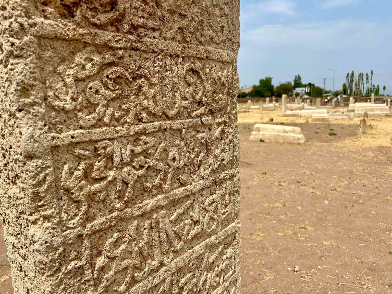 Gevaş Selçuklu Mezarlığı’nda 6 yeni mezar daha gün yüzüne çıkarıldı