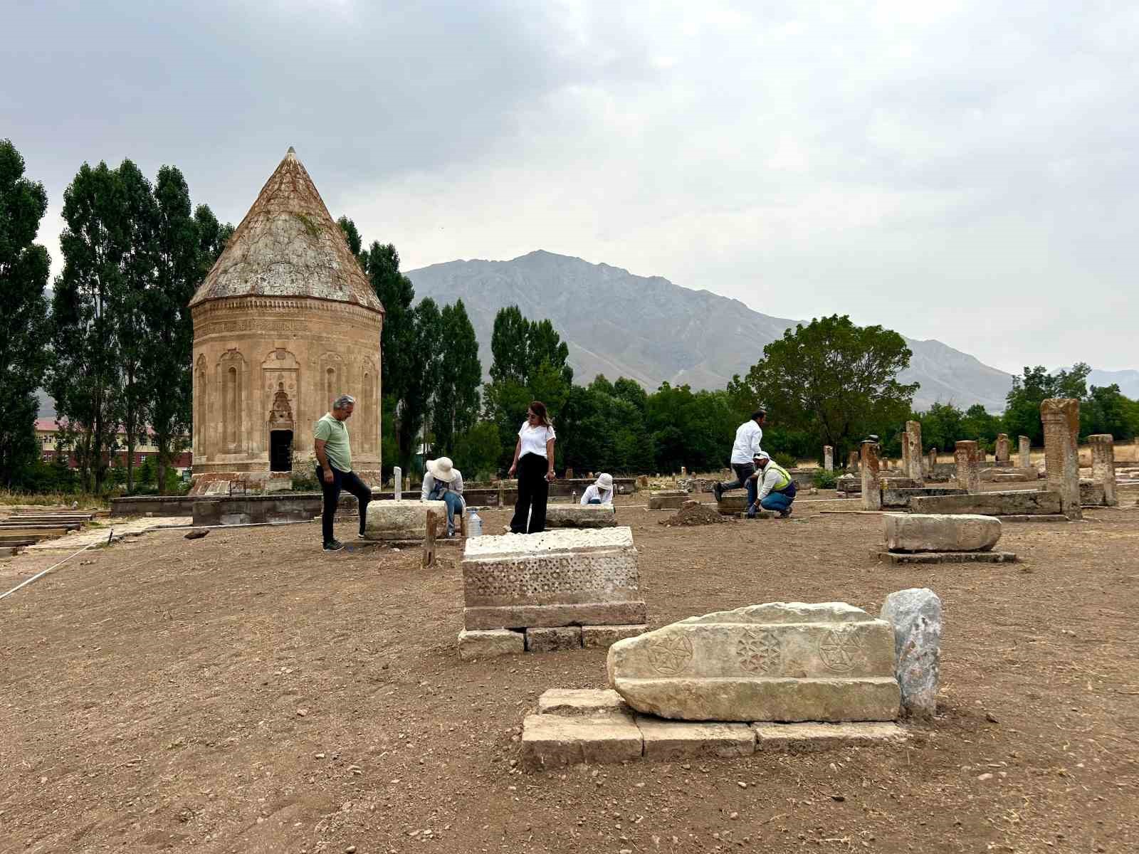 Gevaş Selçuklu Mezarlığı’nda 6 yeni mezar daha gün yüzüne çıkarıldı