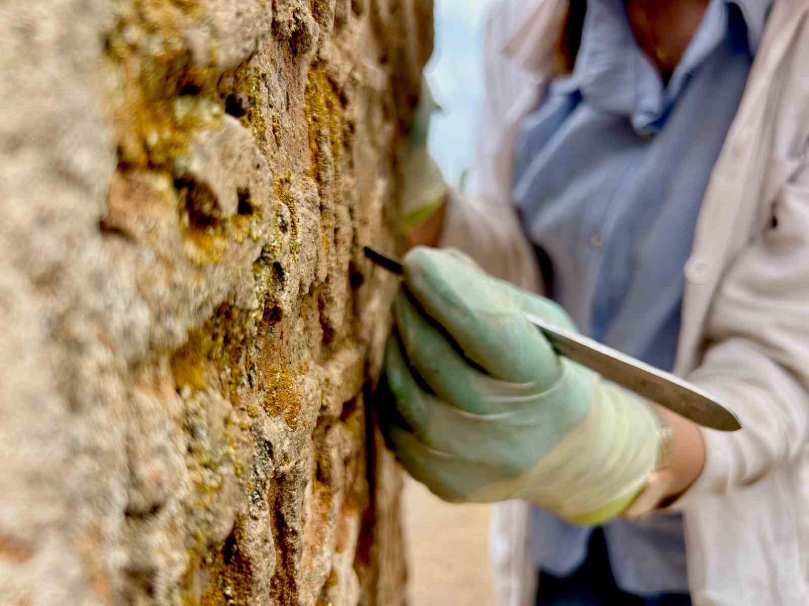 Gevaş Selçuklu Mezarlığı’nda 6 yeni mezar daha gün yüzüne çıkarıldı