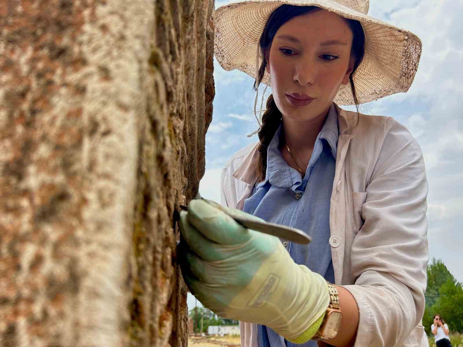 Gevaş Selçuklu Mezarlığı’nda 6 yeni mezar daha gün yüzüne çıkarıldı