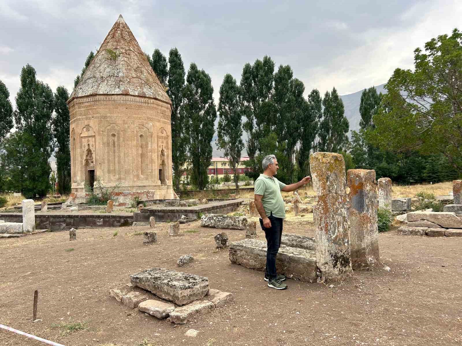 Gevaş Selçuklu Mezarlığı’nda 6 yeni mezar daha gün yüzüne çıkarıldı