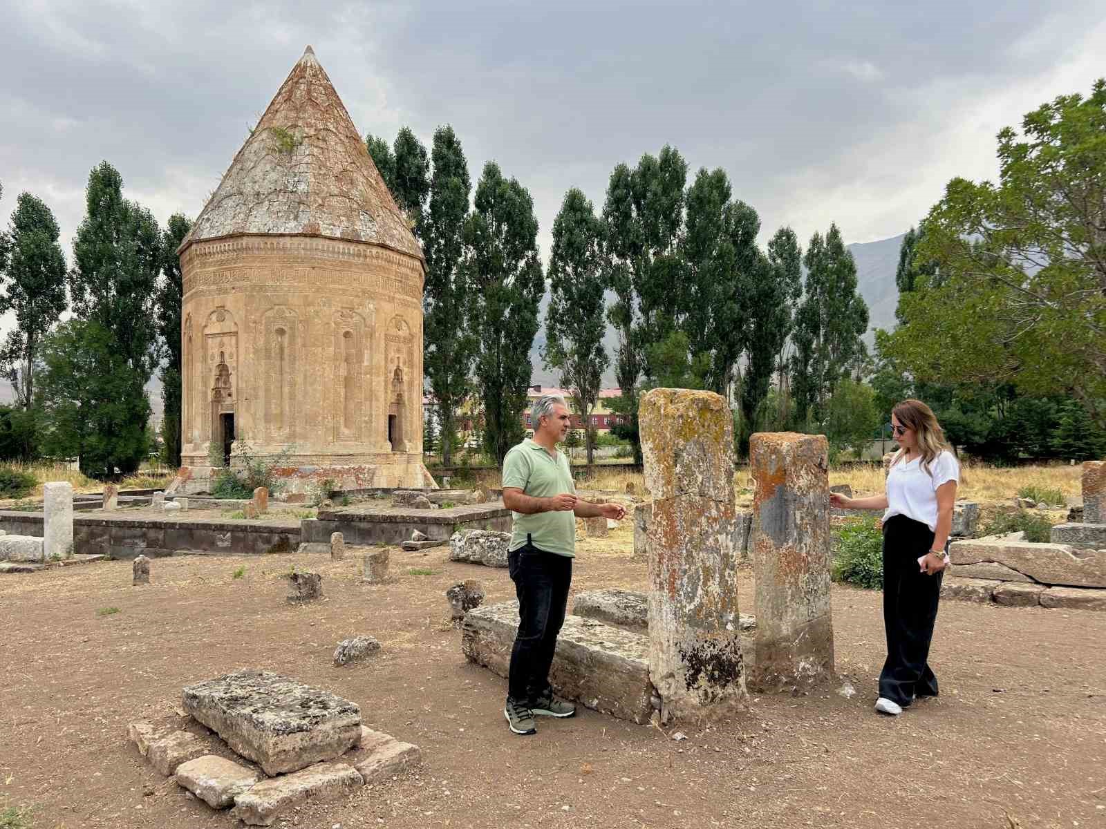 Gevaş Selçuklu Mezarlığı’nda 6 yeni mezar daha gün yüzüne çıkarıldı