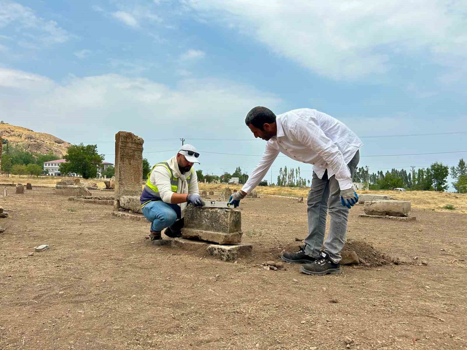 Gevaş Selçuklu Mezarlığı’nda 6 yeni mezar daha gün yüzüne çıkarıldı