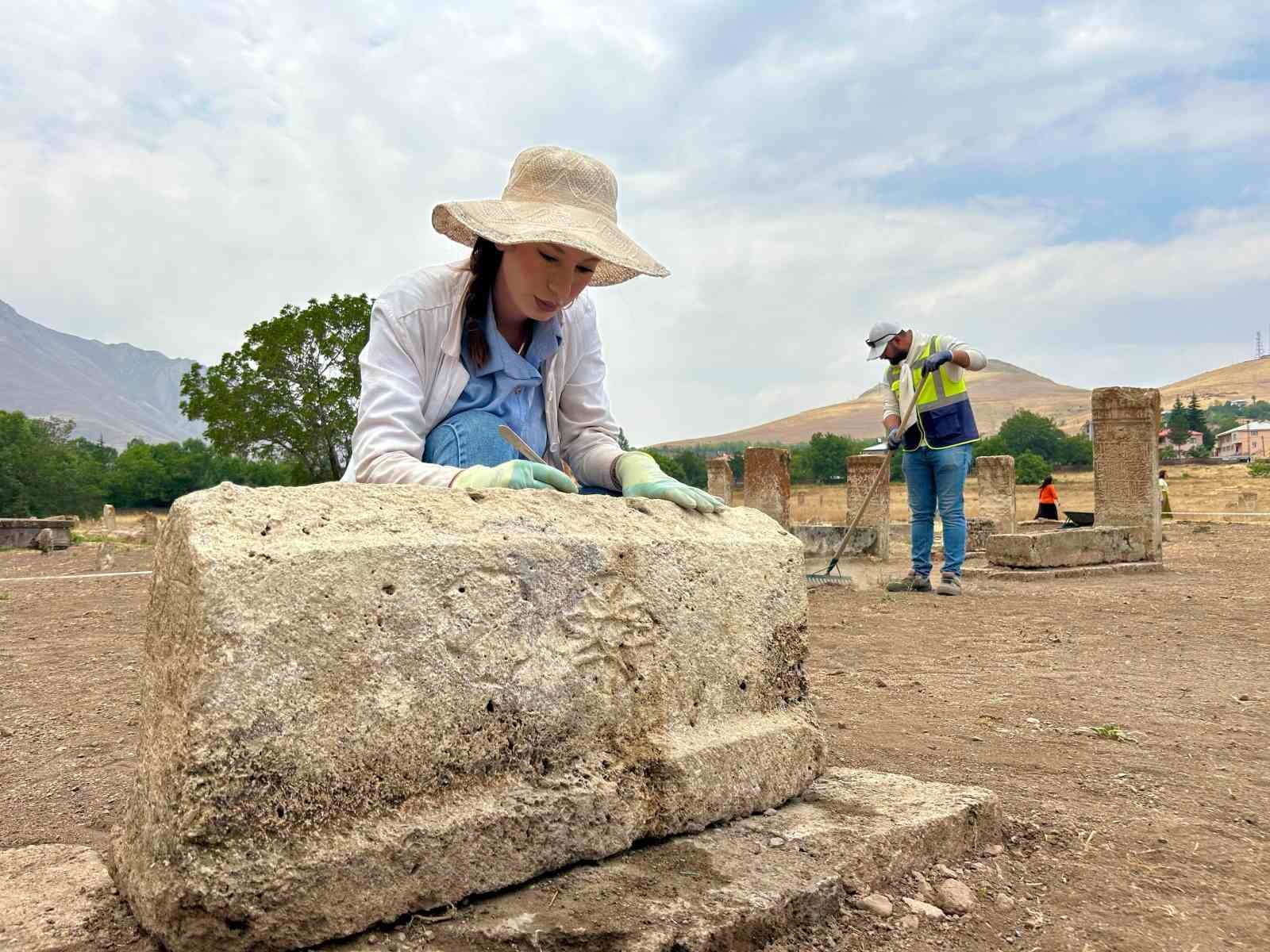 Gevaş Selçuklu Mezarlığı’nda 6 yeni mezar daha gün yüzüne çıkarıldı