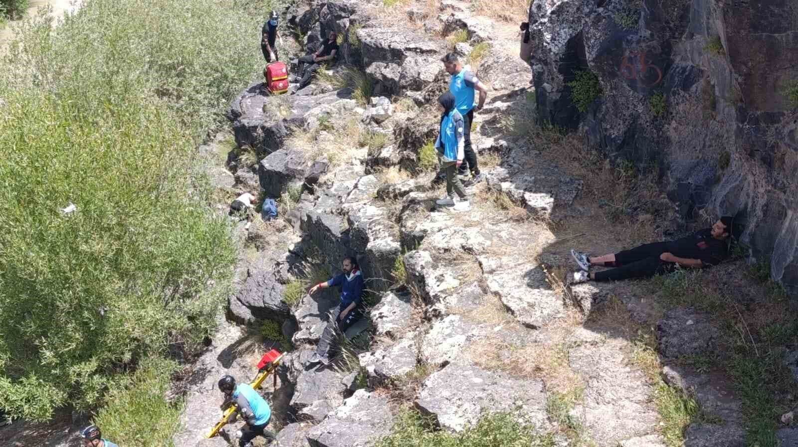 Van’da düşmeye bağlı yaralanan vatandaşları kurtarma tatbikatı