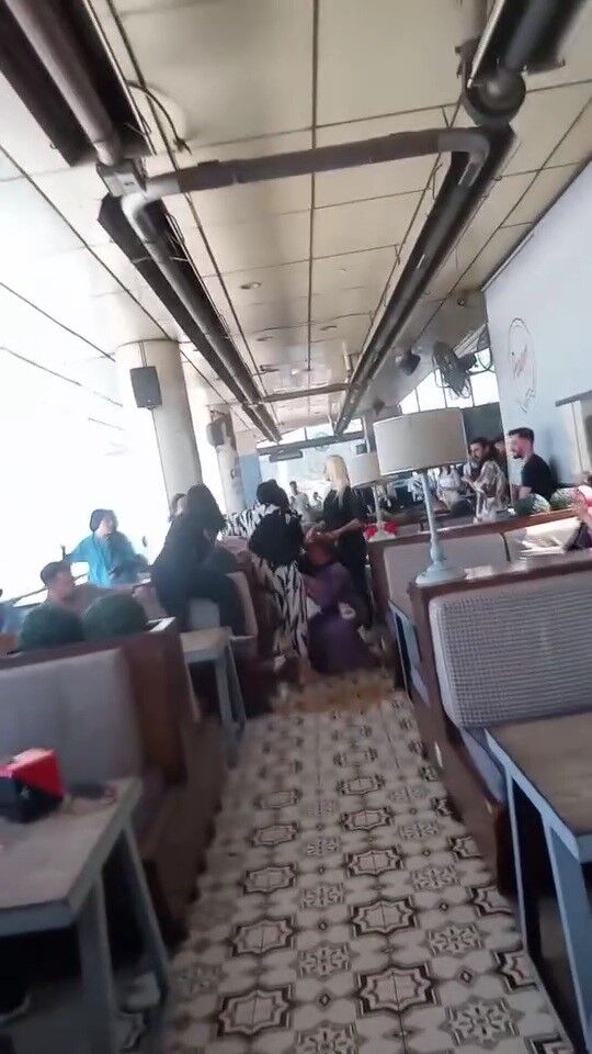 Kadınların kavgasında bardaklar havada uçuştu