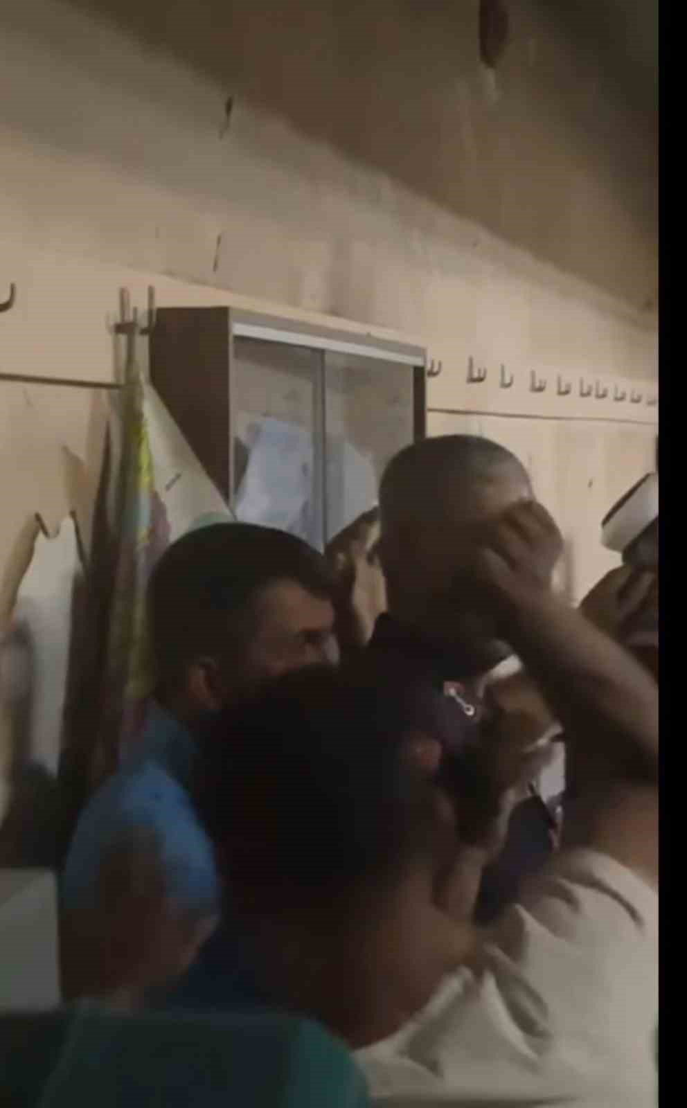 Yangın yerinde hırsızlık iddiası ortalığı böyle karıştırdı... Tekme tokat dövüldü, jandarma kurtardı