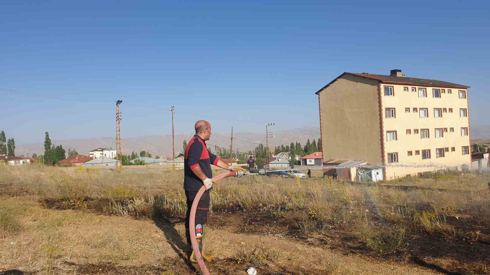 Başkale’de anız yangını