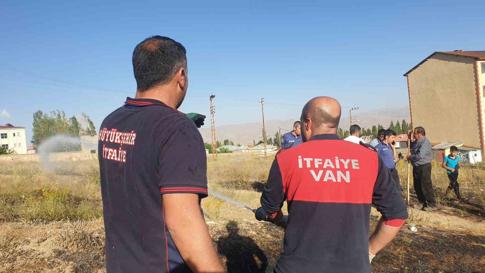 Başkale’de anız yangını