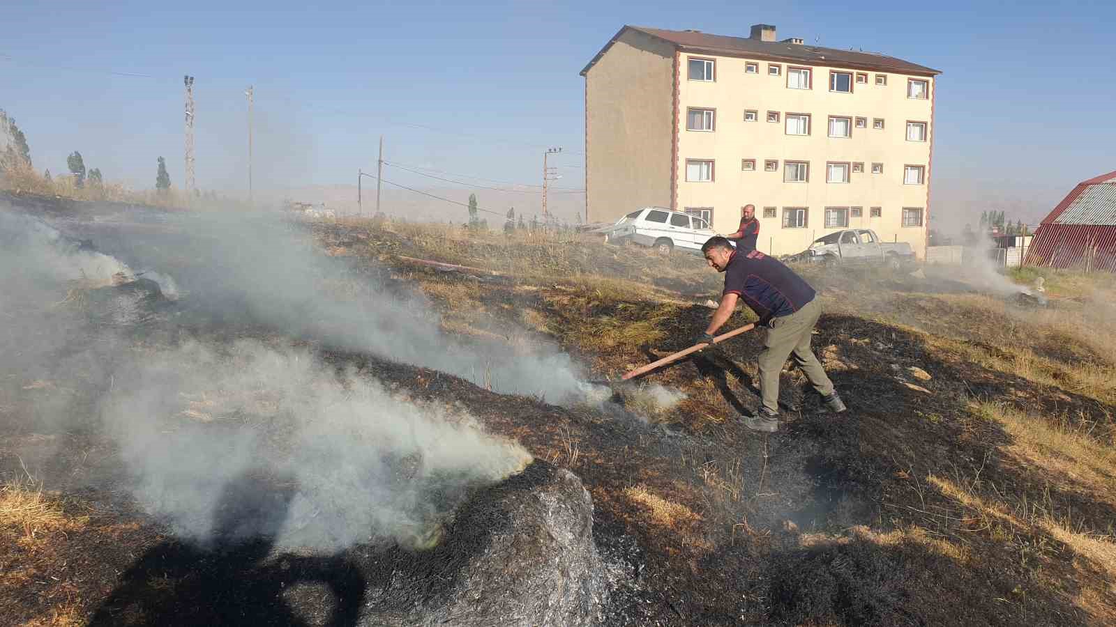 Başkale’de anız yangını