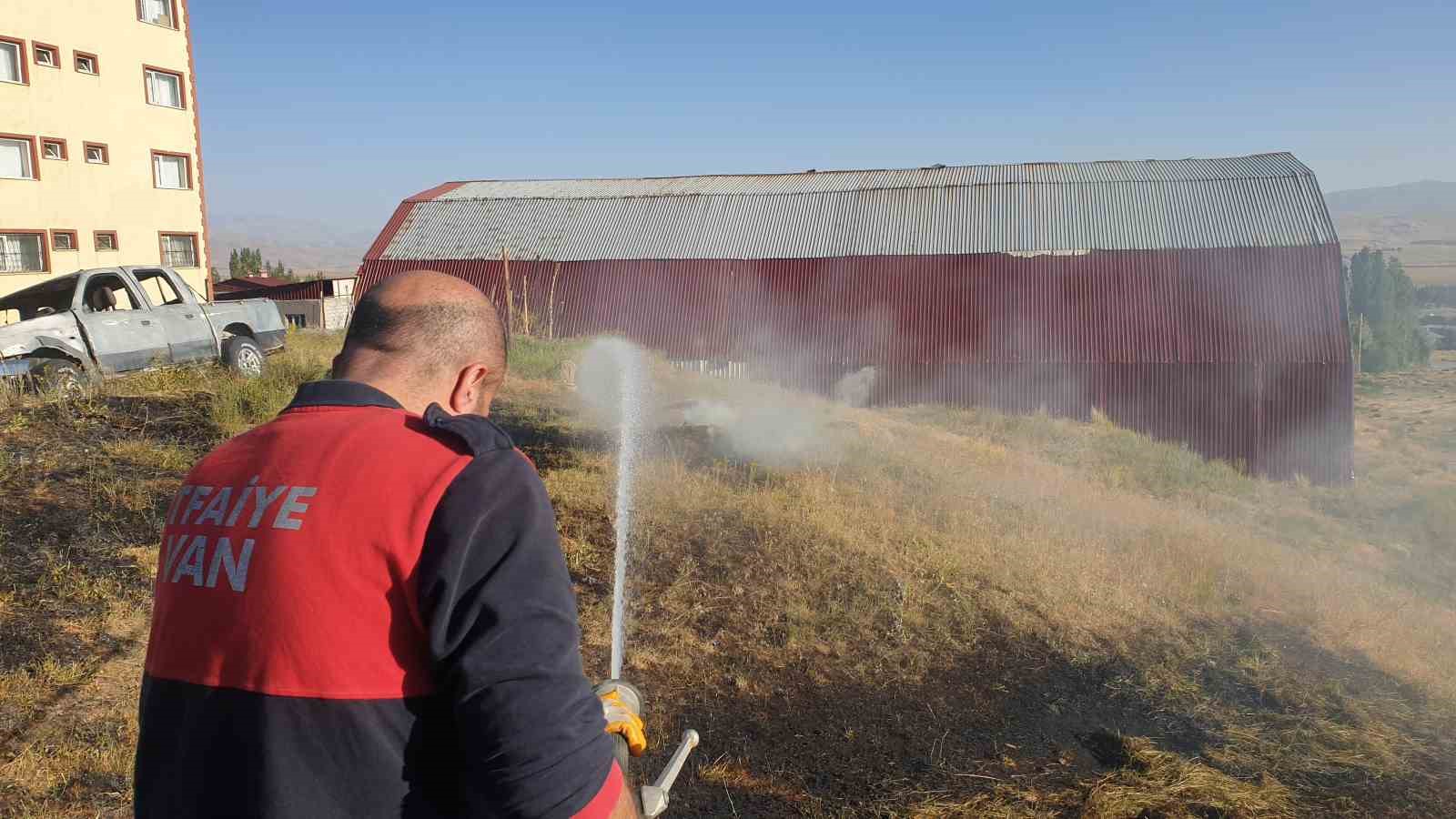 Başkale’de anız yangını