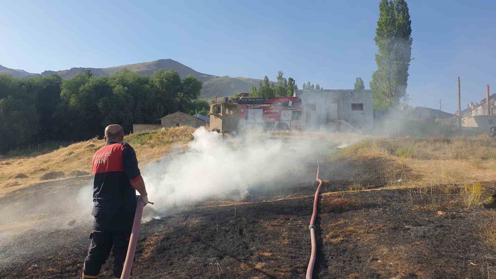Başkale’de anız yangını