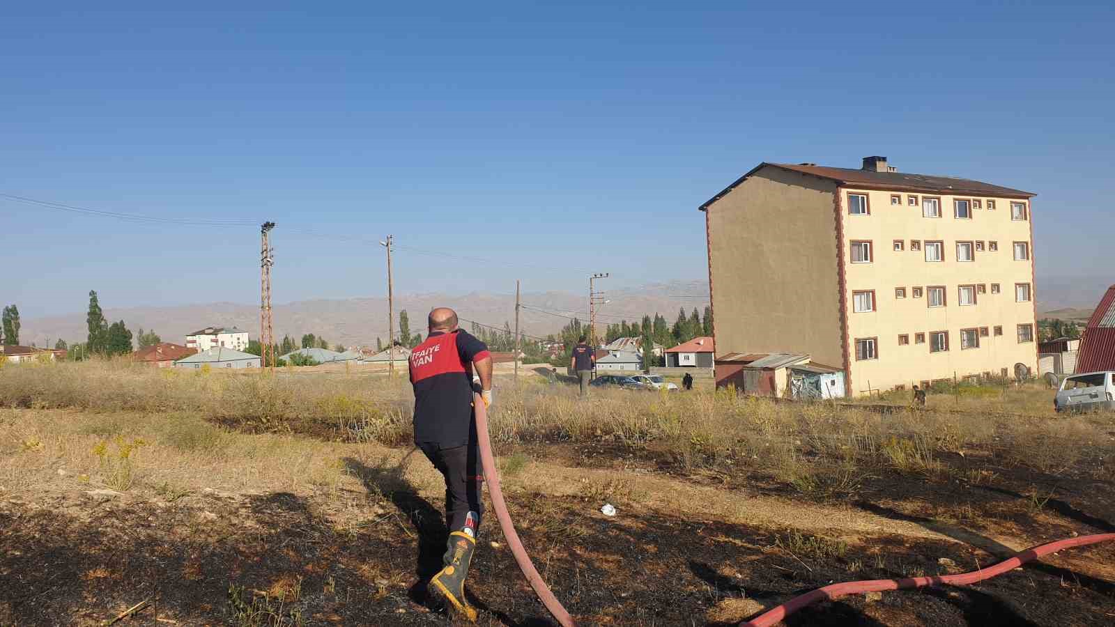 Başkale’de anız yangını