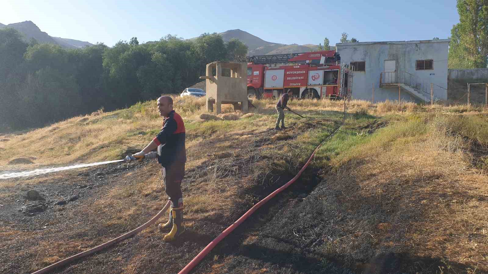 Başkale’de anız yangını