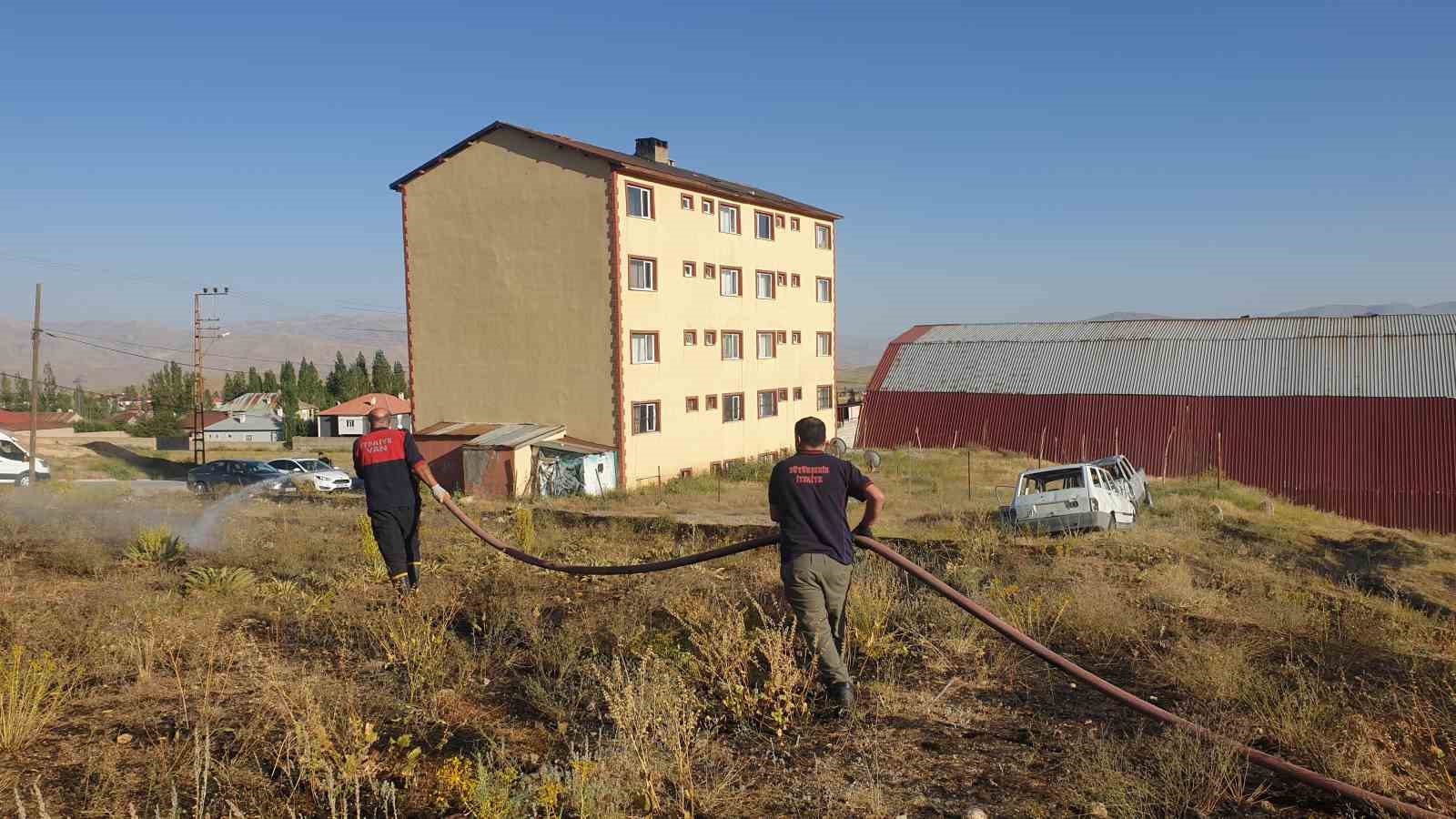 Başkale’de anız yangını
