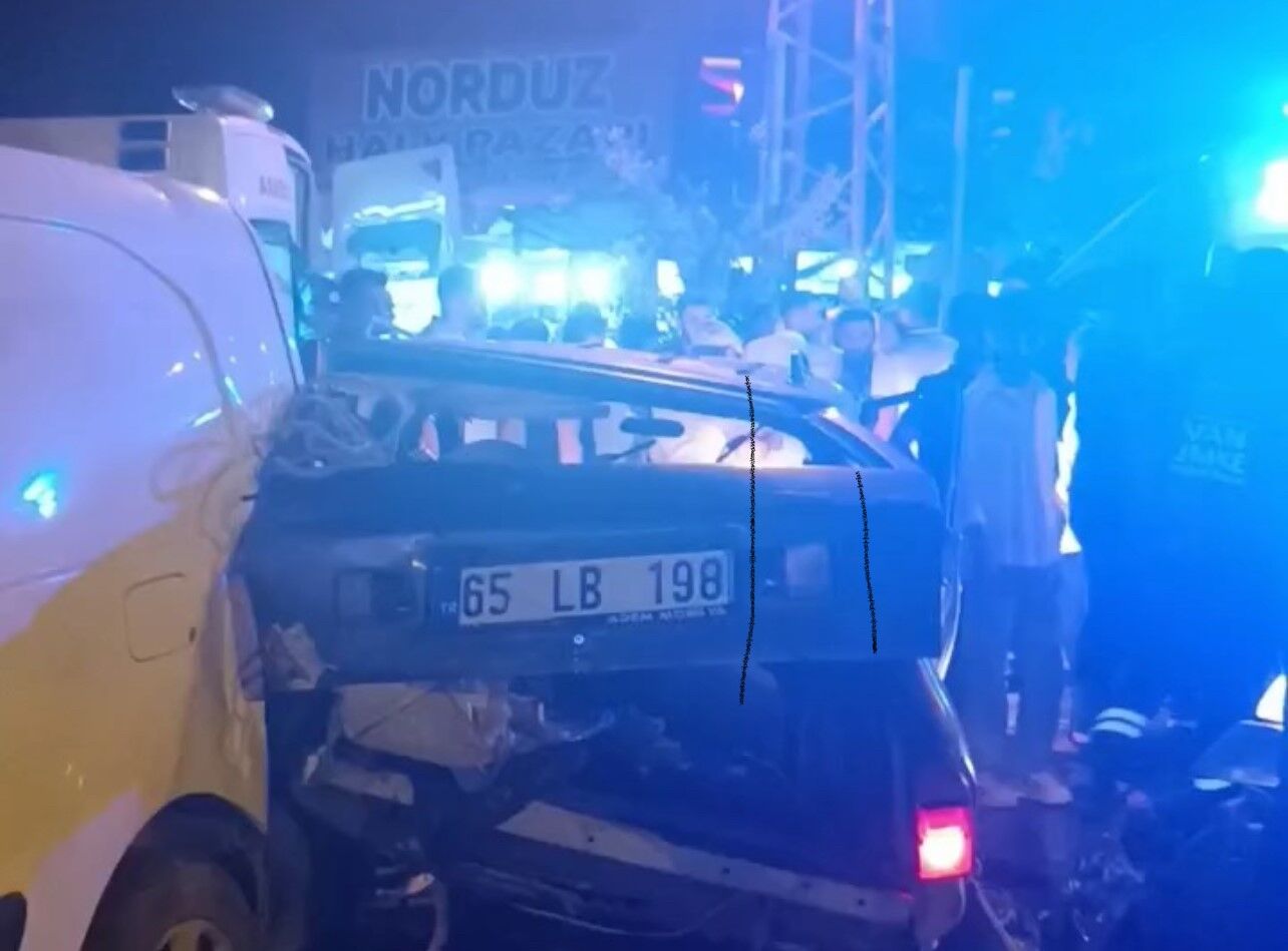 Van’da üç aracın karıştığı kazanın kamera görüntüleri ortaya çıktı