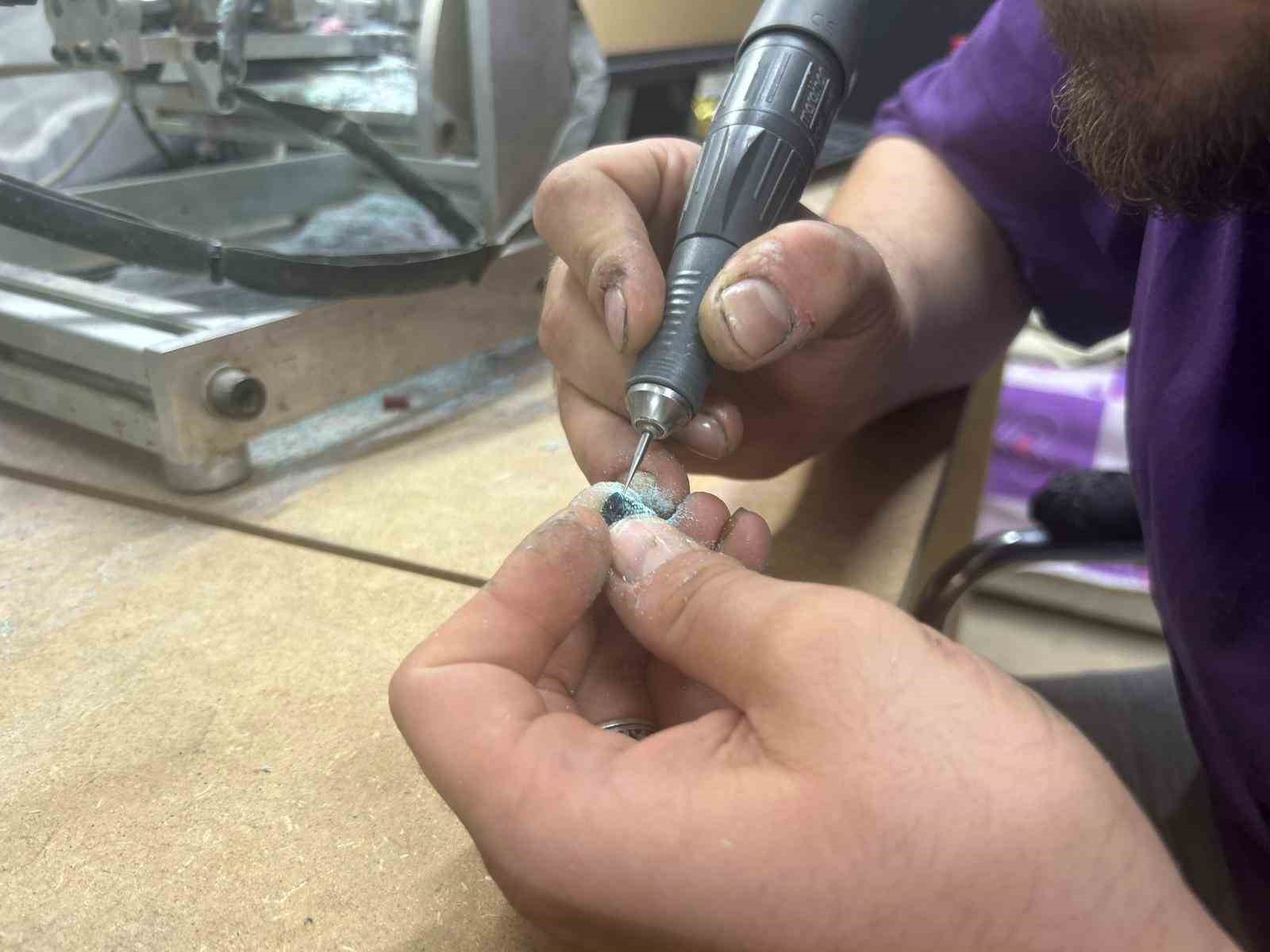 Van’ın tek gümüş kakma ustası mesleğini yaşatıyor