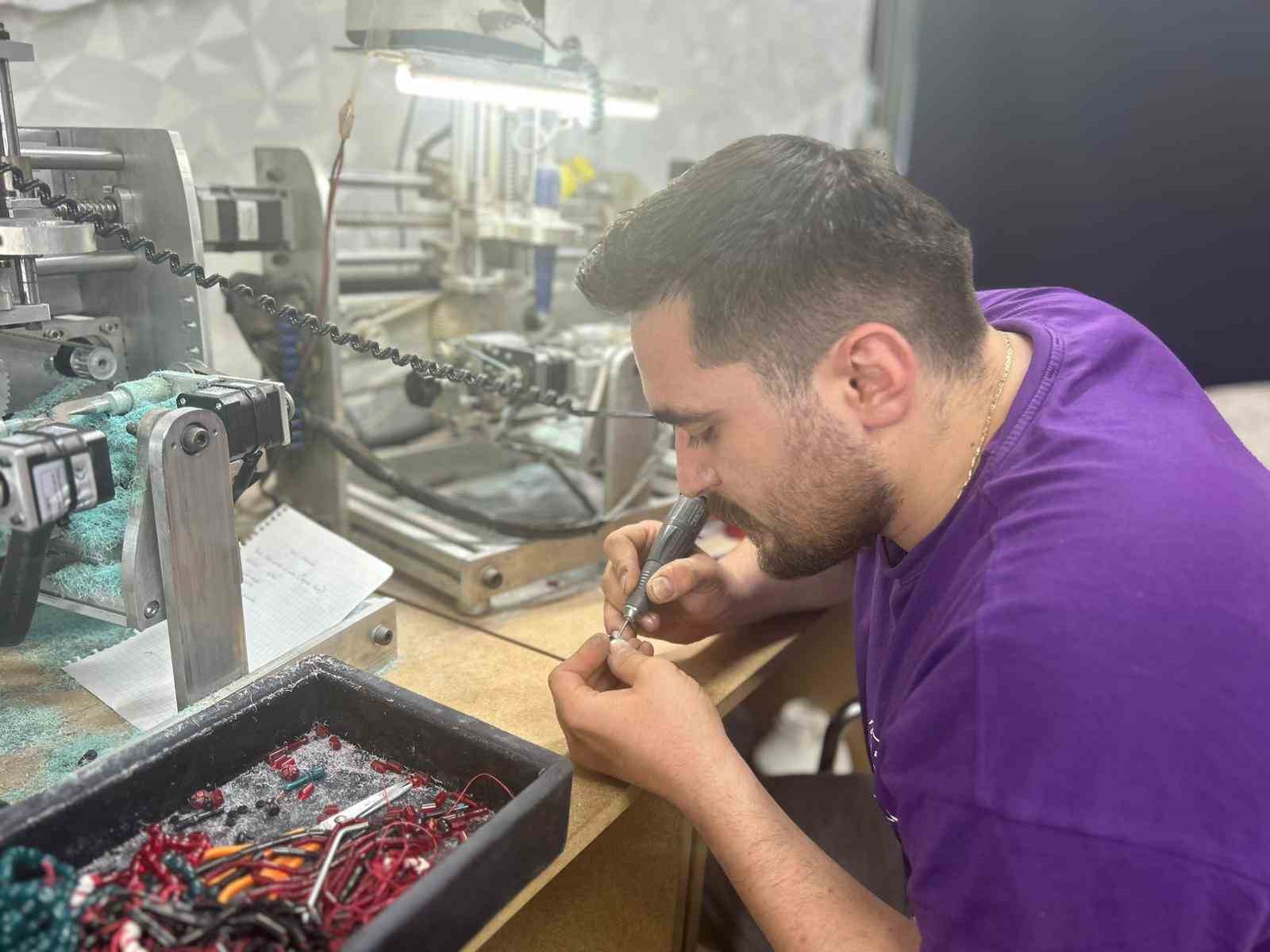 Van’ın tek gümüş kakma ustası mesleğini yaşatıyor