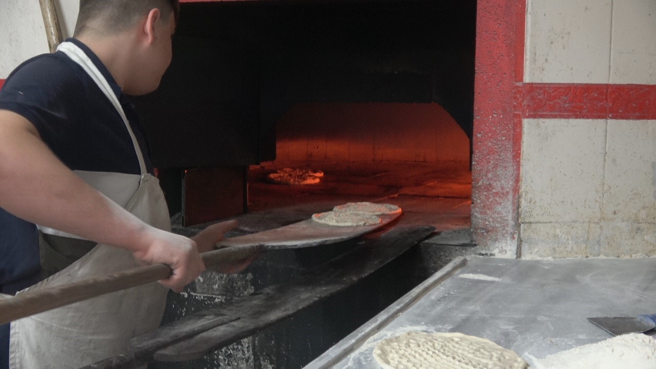 Fırın çalışanlarının sıcak havadaki zorlu mesaisi