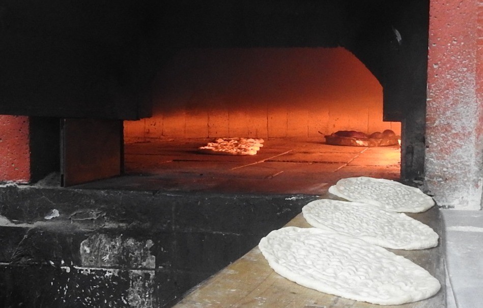 Fırın çalışanlarının sıcak havadaki zorlu mesaisi