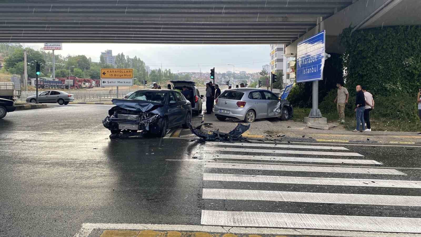 Kastamonu’da üç araç birbirine girdi: 5 yaralı