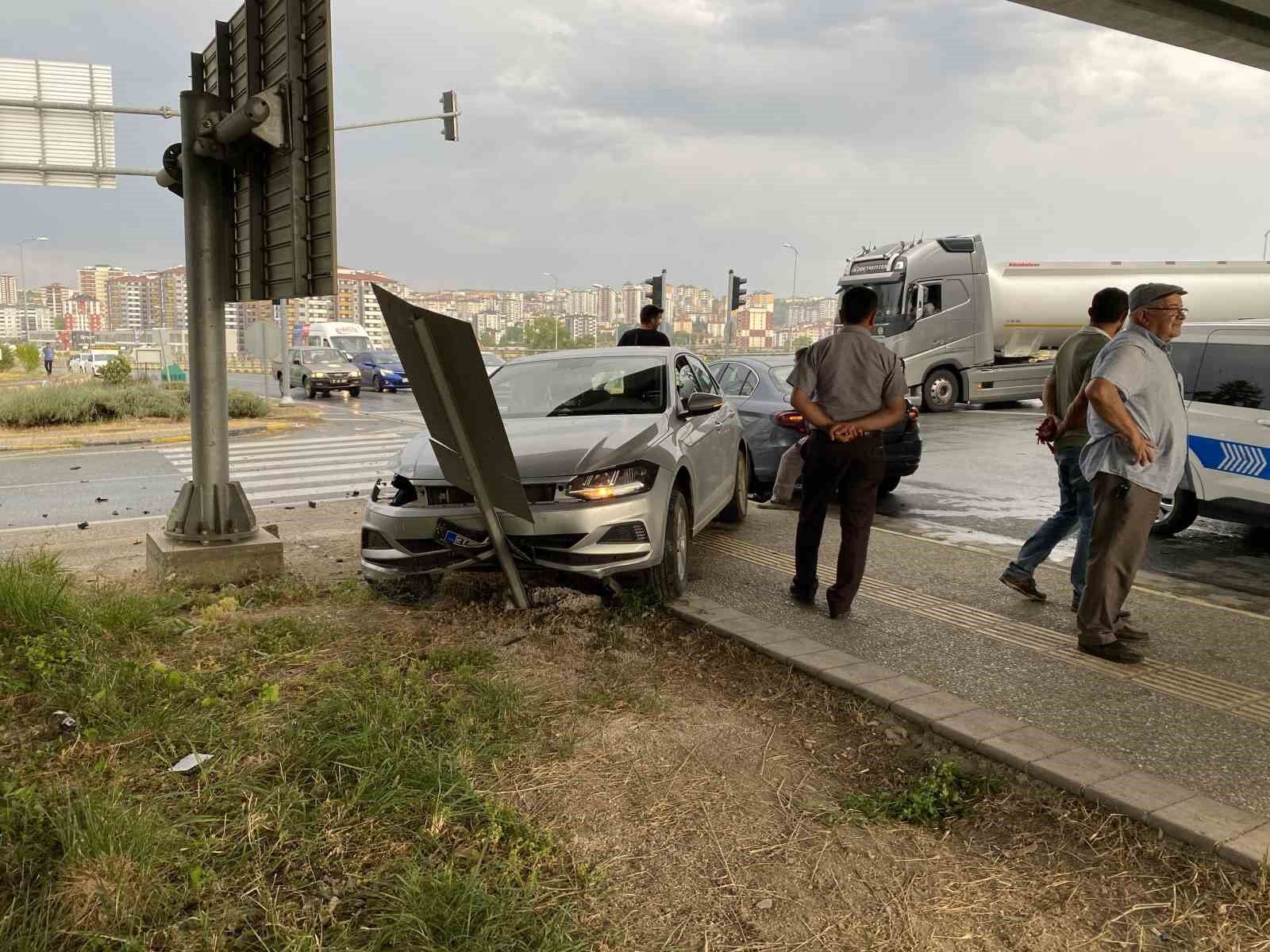 Kastamonu’da üç araç birbirine girdi: 5 yaralı