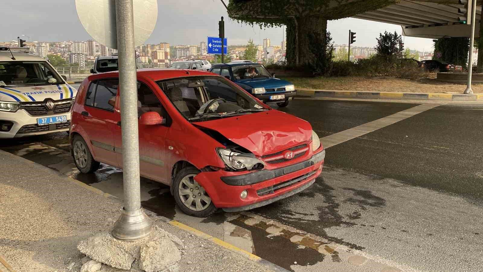 Kastamonu’da üç araç birbirine girdi: 5 yaralı