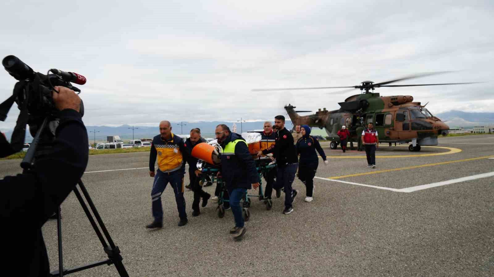 Düşen uçakta ağır yaralanan kadın yolcu, helikopter ile Erzurum’a getirildi