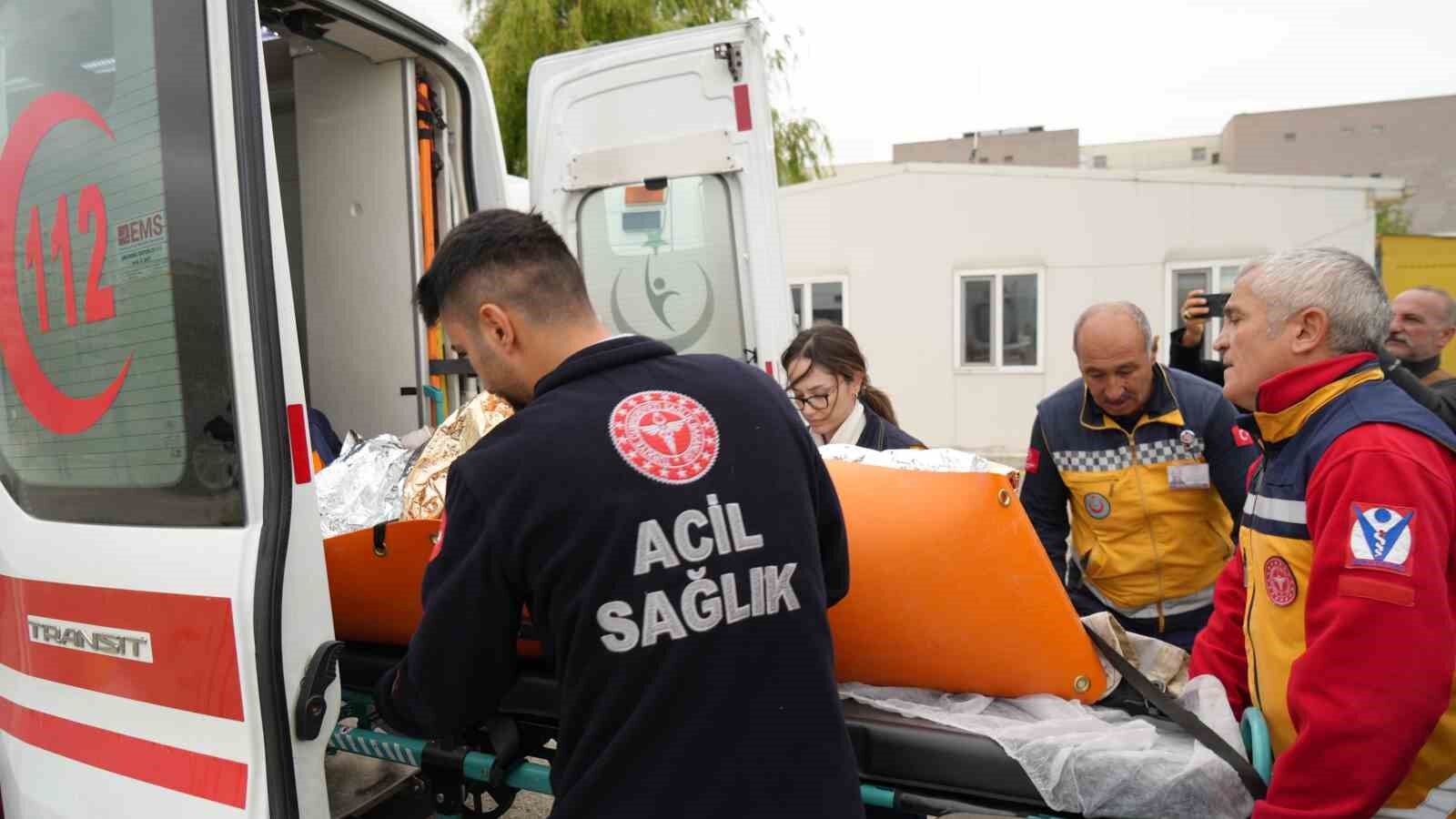 Düşen uçakta ağır yaralanan kadın yolcu, helikopter ile Erzurum’a getirildi