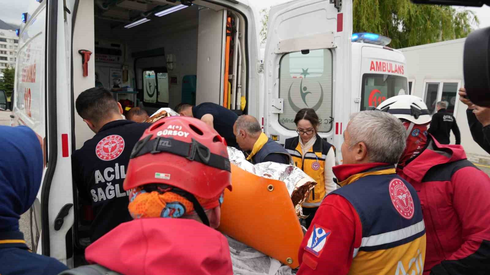 Düşen uçakta ağır yaralanan kadın yolcu, helikopter ile Erzurum’a getirildi