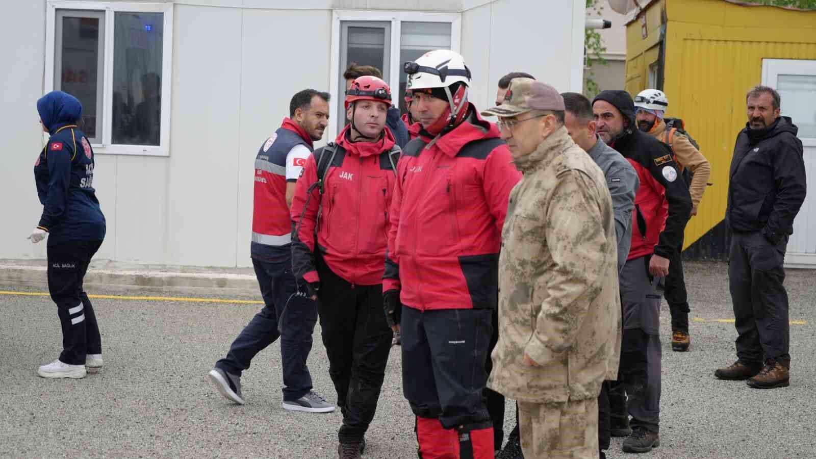 Düşen uçakta ağır yaralanan kadın yolcu, helikopter ile Erzurum’a getirildi