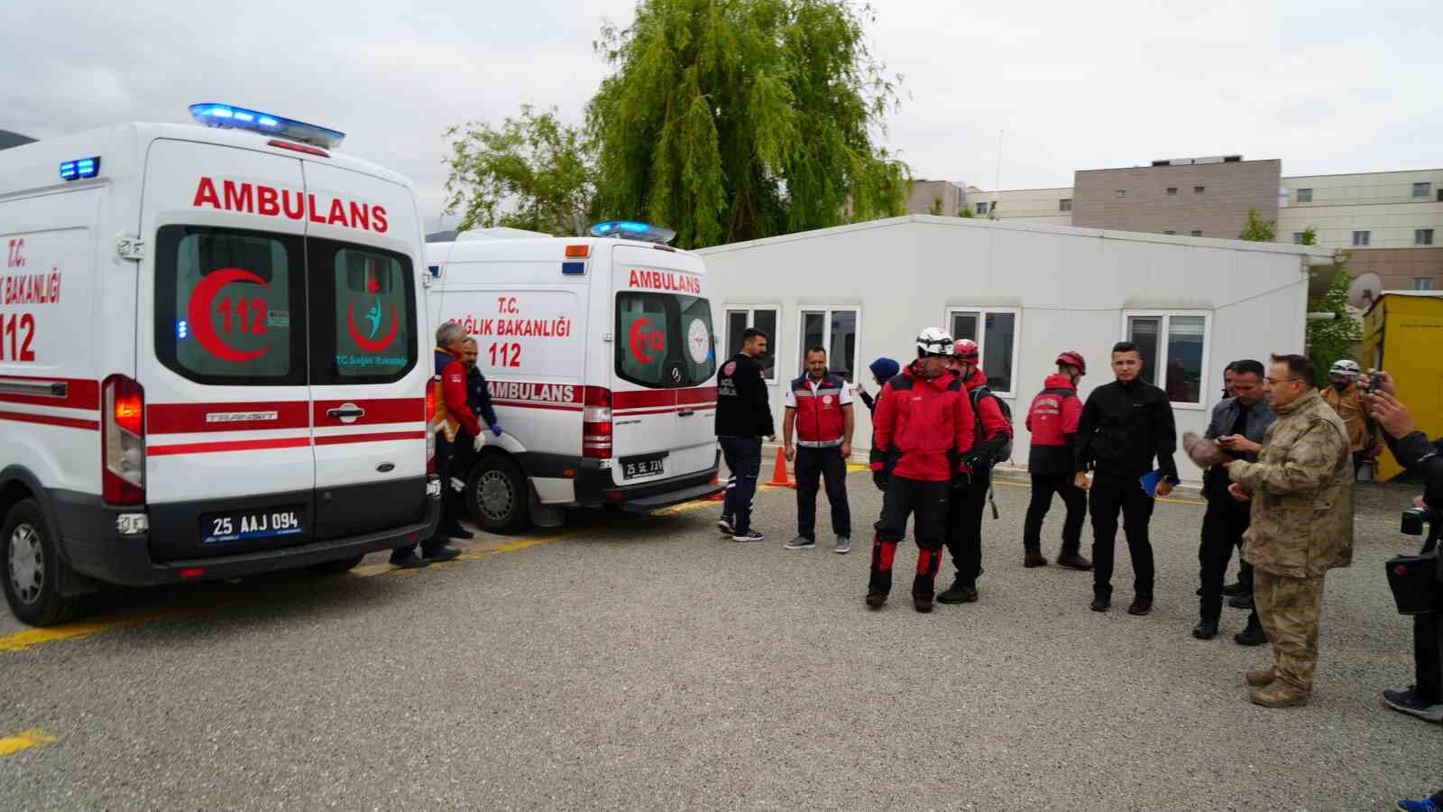 Düşen uçakta ağır yaralanan kadın yolcu, helikopter ile Erzurum’a getirildi