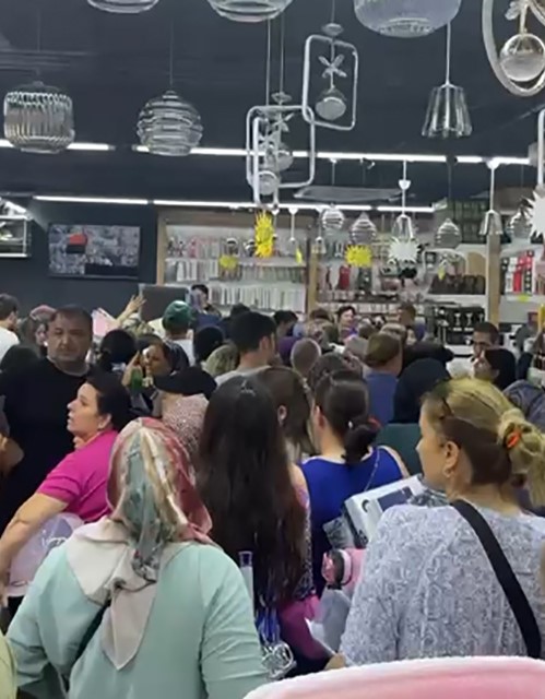 Mersin’de mağaza açılışında izdiham, yaşlı kadın fenalık geçirdi