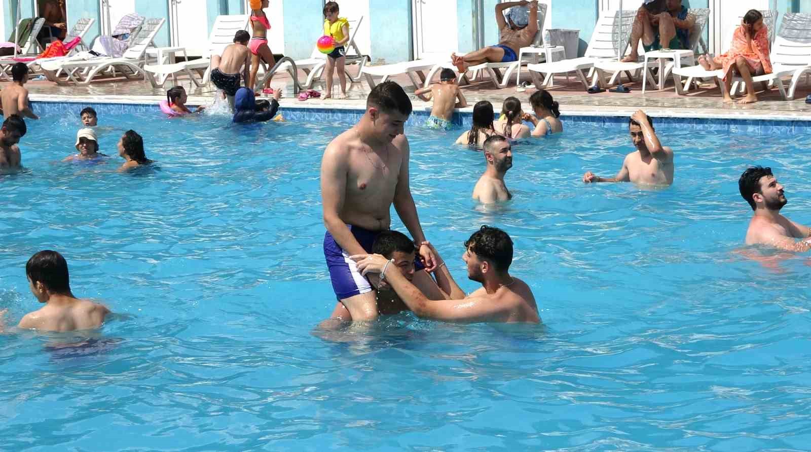 Kütahya’da sıcaklardan bunalanlar termal havuzlara akın ediyor