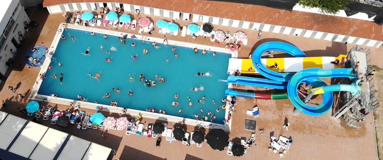 Kütahya’da sıcaklardan bunalanlar termal havuzlara akın ediyor