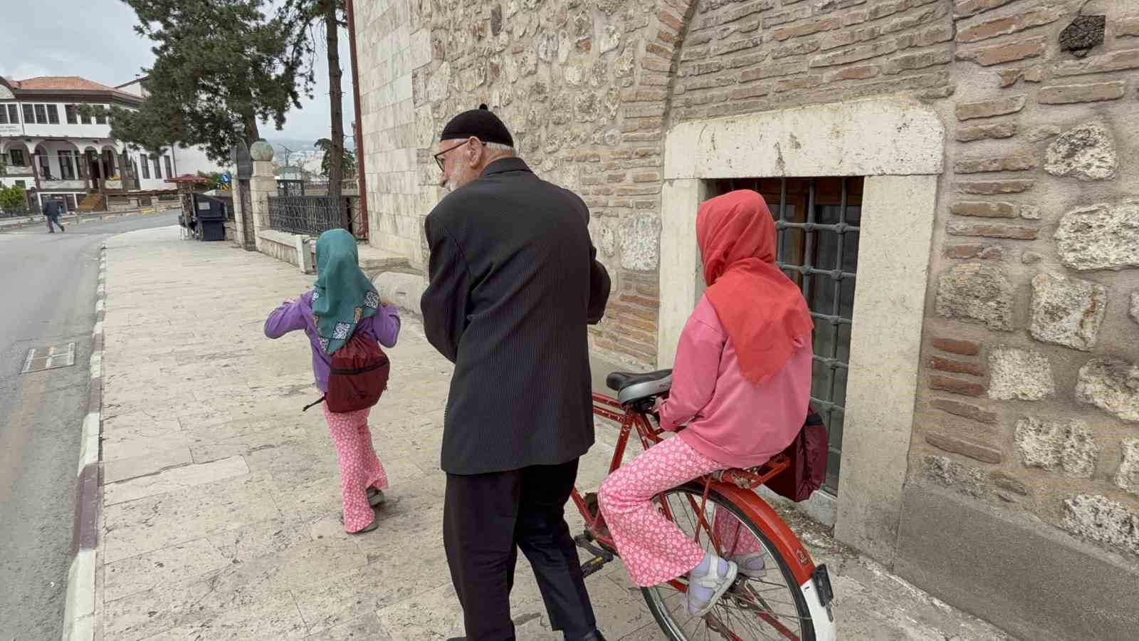 80’lik dede torunlarını Kur’an öğrensin diye her gün bisikletiyle camiye götürüyor