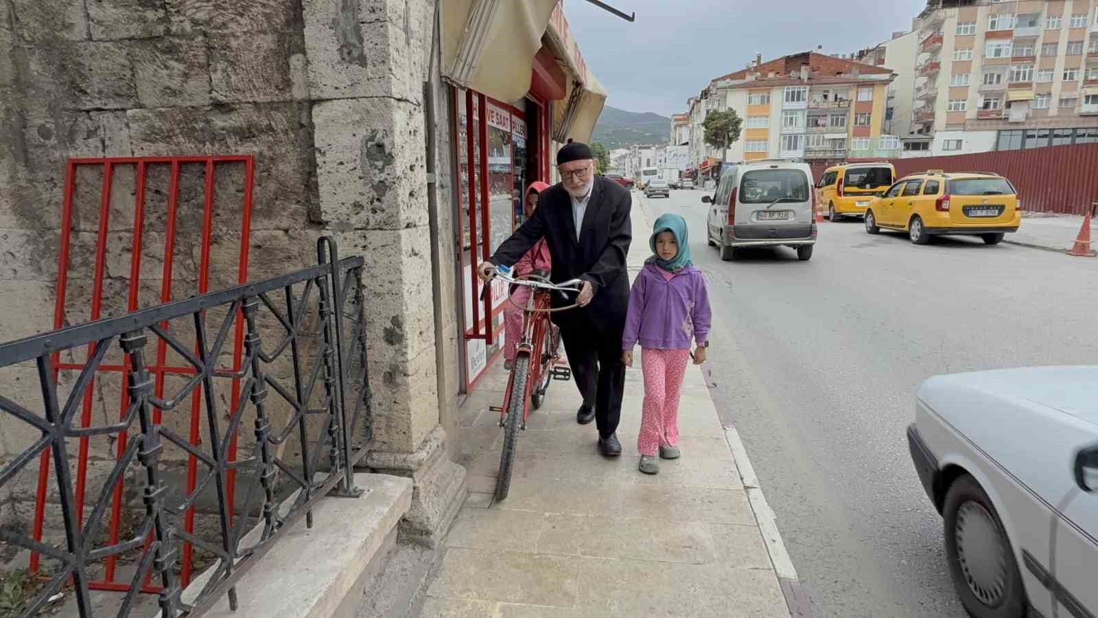 80’lik dede torunlarını Kur’an öğrensin diye her gün bisikletiyle camiye götürüyor